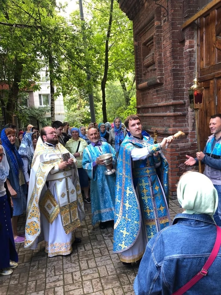 В колокольне бывшего Казанского Головинского монастыря молитвенно встретили престольный праздник 6