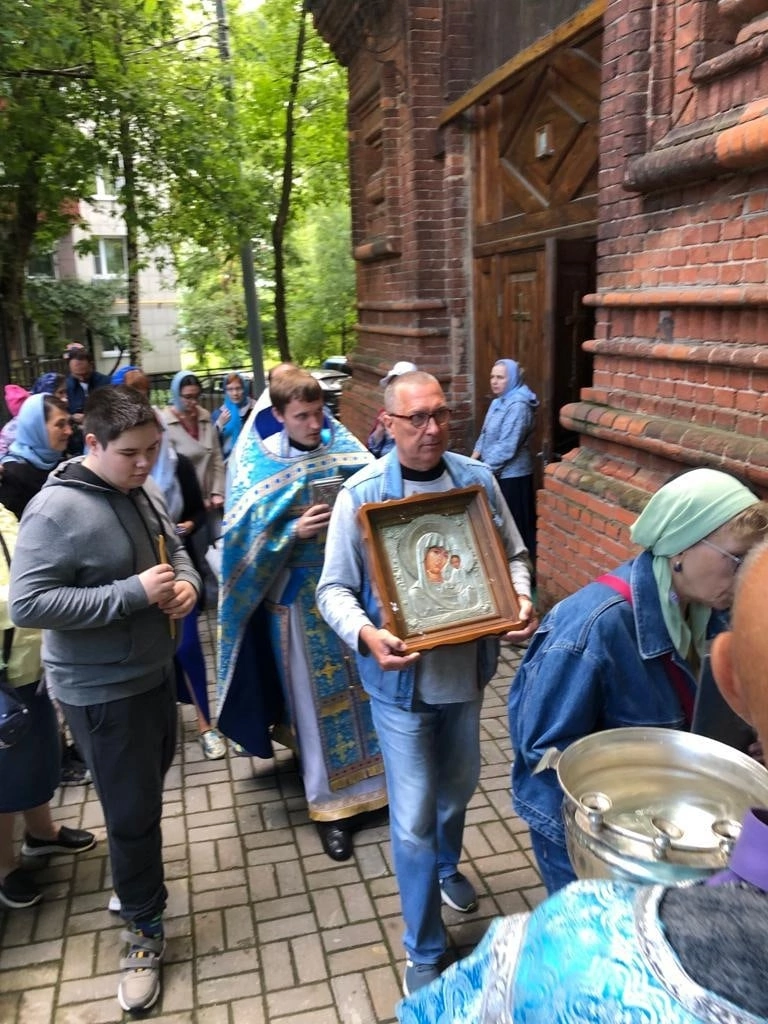 В колокольне бывшего Казанского Головинского монастыря молитвенно встретили престольный праздник 8