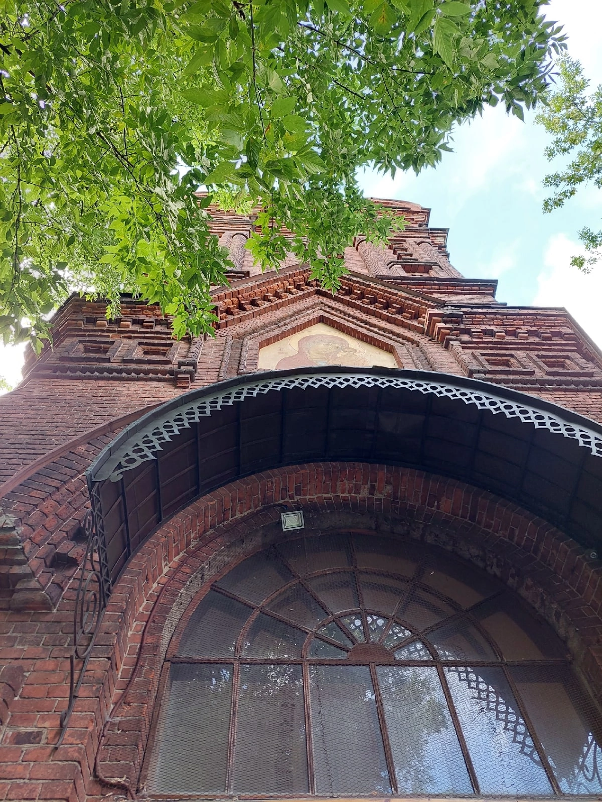 В колокольне бывшего Казанского Головинского монастыря молитвенно встретили престольный праздник 11