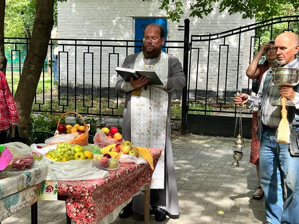 Освящение плодов нового урожая в колокольне бывш. Казанского Головинского монастыря 3