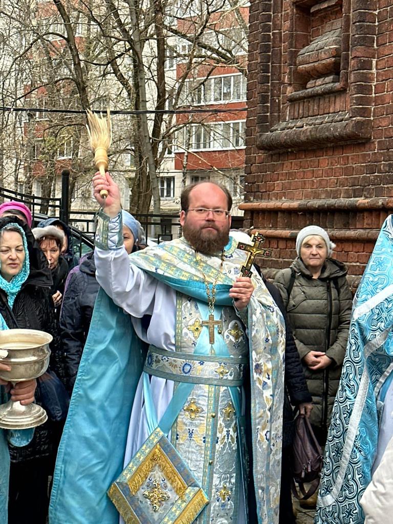 В день памяти Казанской иконы Божией Матери в колокольню бывшей Головинской обители возвращена монастырская икона XIX века 11
