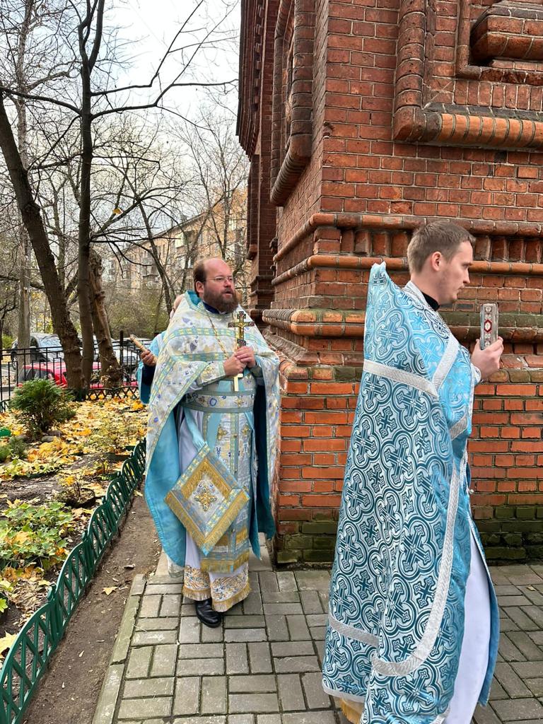 В день памяти Казанской иконы Божией Матери в колокольню бывшей Головинской обители возвращена монастырская икона XIX века 17