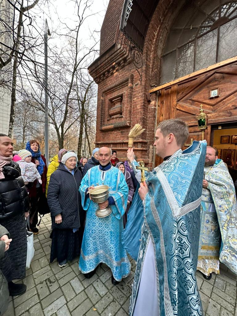 В день памяти Казанской иконы Божией Матери в колокольню бывшей Головинской обители возвращена монастырская икона XIX века 21