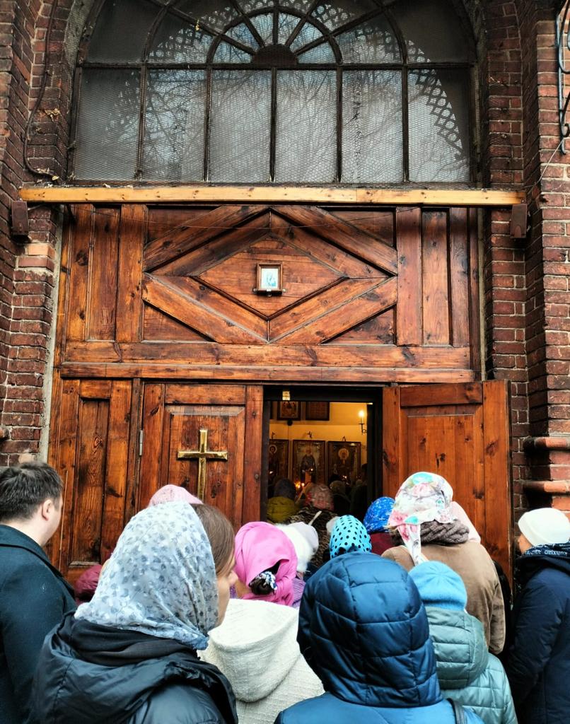 В день памяти Казанской иконы Божией Матери в колокольню бывшей Головинской обители возвращена монастырская икона XIX века 5